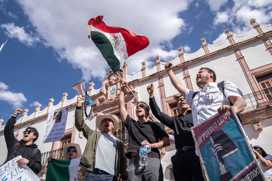 Al grito de ¡Carlos no murió, el gobierno lo mató!, cientos de personas marcharon en Zacatecas. (Foto: Diana Valdez/ EL UNIVERSAL)