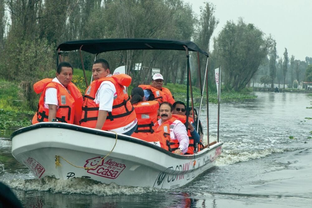 El secretario de Salud local, Armando Ahued, visitó a enfermos que viven en la zona lacustre de la delegación Xochimilco (CRISTOPHER ROGEL. EL UNIVERSAL)