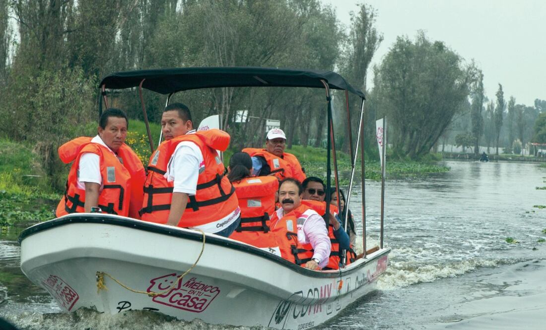 El secretario de Salud local, Armando Ahued, visitó a enfermos que viven en la zona lacustre de la delegación Xochimilco (CRISTOPHER ROGEL. EL UNIVERSAL)