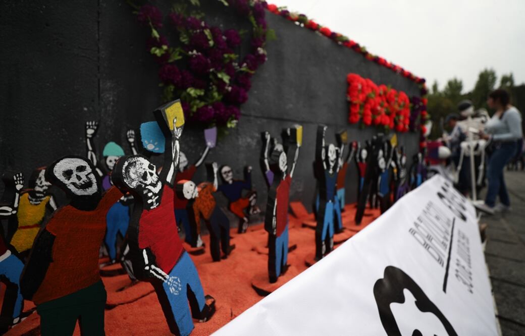 La megaofrenda por el Día de Muertos que instalaron 48 escuelas y facultades de la Universidad Nacional Autónoma de México (UNAM) fue dedicada al movimiento estudiantil de 1968 y a los estudiantes que fallecieron en la represión del 2 de octubre en Tlatelolco. 