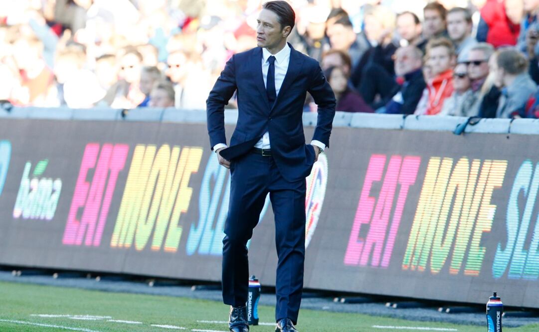 Niko Kovac observa un partido de las eliminatorias rumbo a la Eurocopa 2016. AP