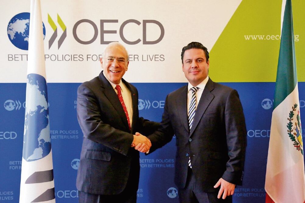 El gobernador de Jalisco, Aristóteles Sandoval Díaz, junto al secretario general de la OCDE, José Ángel Gurría, en Francia (ESPECIAL)