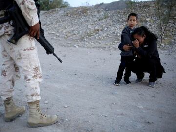 "No se arriesgue, señora"; lo que hay detrás de la foto viral de la migrante llorando