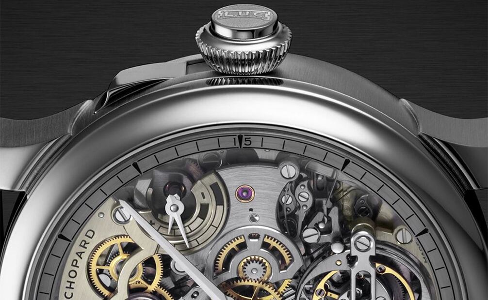 La caja es de oro blanco ético.