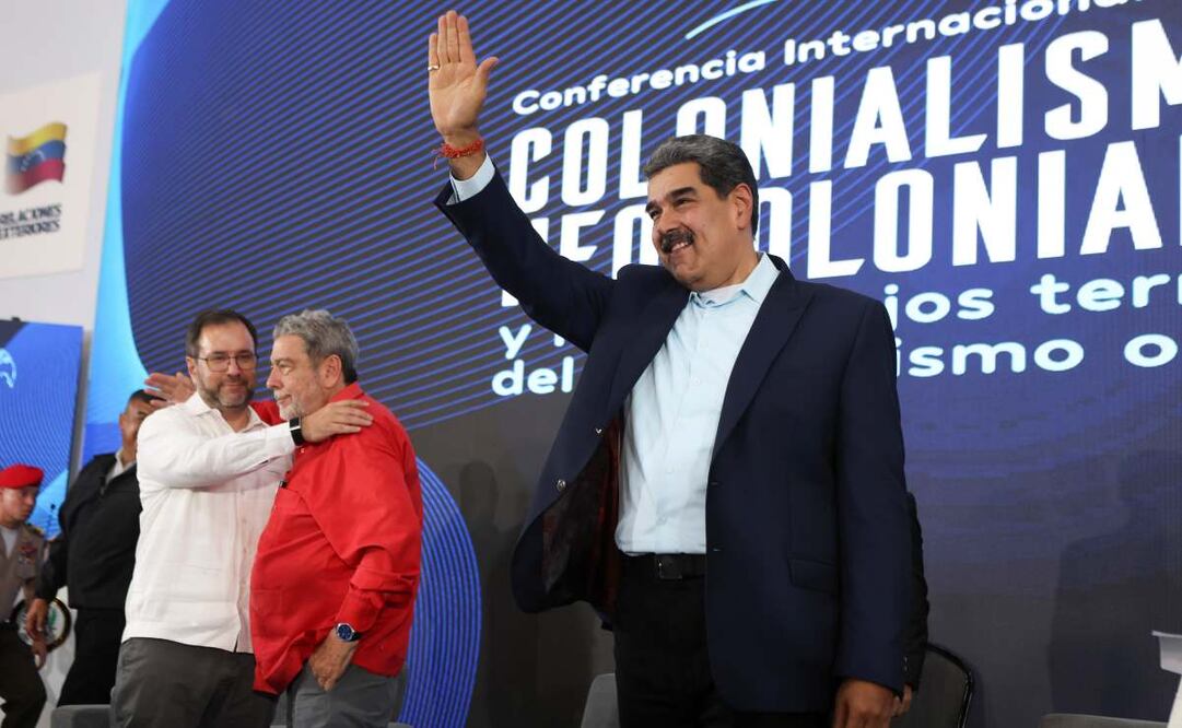 Fotografía cedida por Palacio de Miraflores del presidente de Venezuela, Nicolás Maduro, hablando este viernes en Caracas (Venezuela). Maduro dijo estar seguro de que la "agresión armada" de Estados Unidos es para imponer "gobiernos títeres" y robar los recursos naturales de Venezuela, en un contexto de tensión por el despliegue militar que ordenó el mandatario Donald Trump en el mar Caribe. Foto: EFE