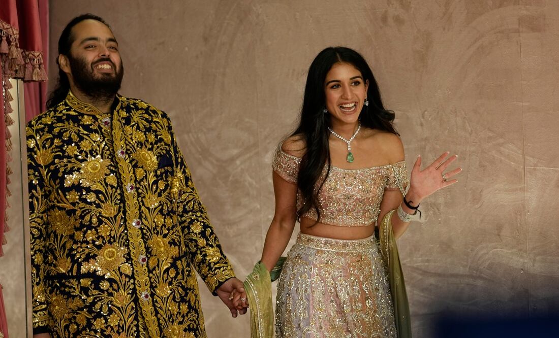 Anant Ambani, izquierda, y Radhika Merchant posan para los fotógrafos durante su ceremonia previa a la boda en Mumbai, India, el viernes 5 de julio de 2024. Foto: AP