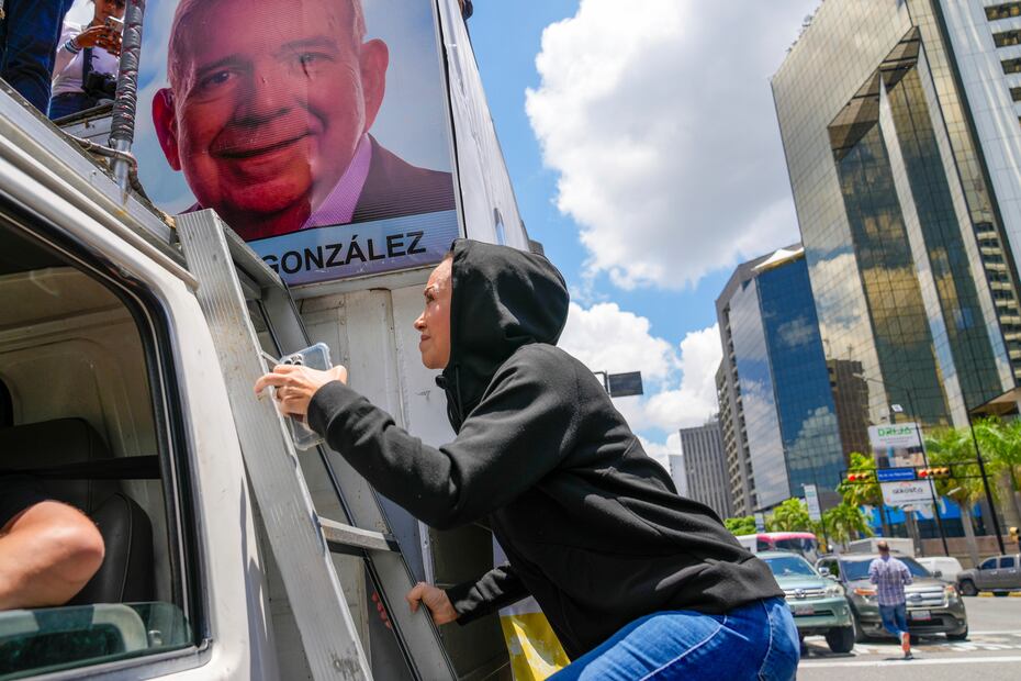María Corina Machado, lideresa opositora, llegó con una sudadera negra con gorro al camión durante una manifestación en Caracas. Foto: AP