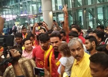 Enrique Esqueda es recibido como ídolo en la India