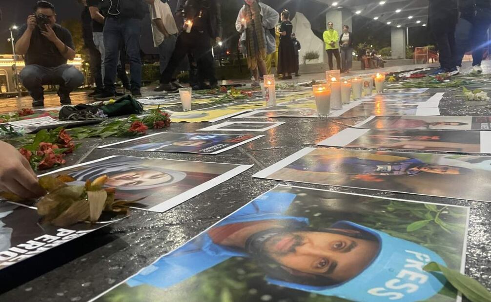 Colocan flores y velas por los periodistas muertos (12/08/2025). Foto: Especial