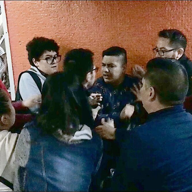 Varios testigos reconocieron a los implicados como parte de una banda que rodea a las víctimas, las empuja y un sujeto aprovecha para sacar el teléfono. Foto: TOMADA DE VIDEO