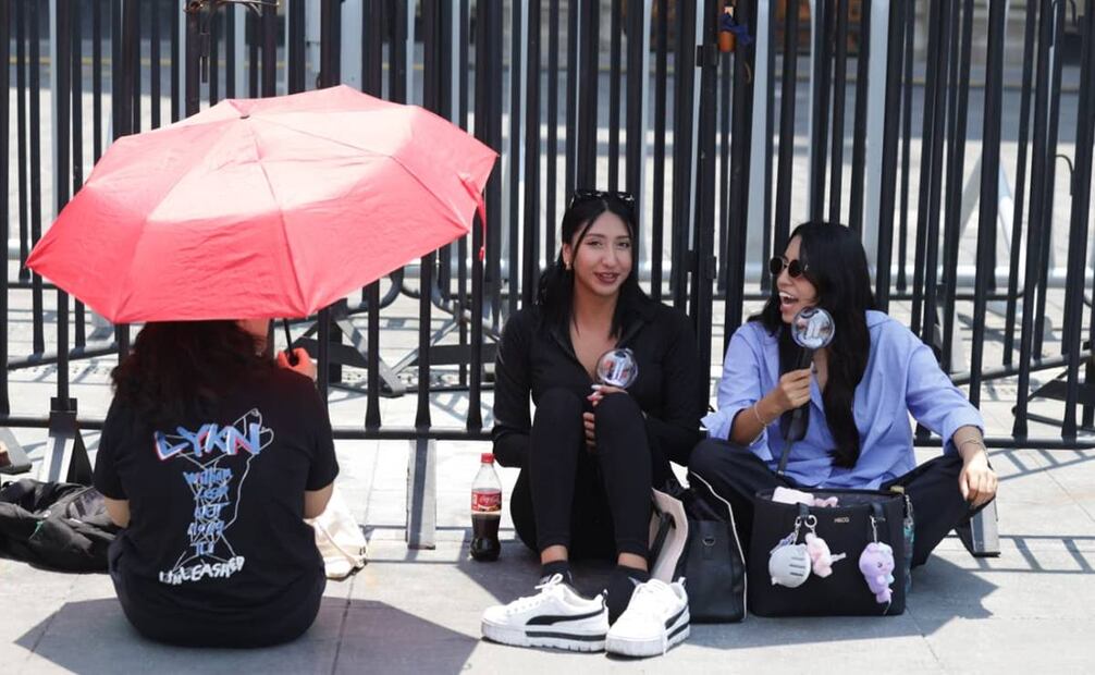 Fans de BTS en el Zócalo de la CDMX.
Foto: Carlos Mejía/EL UNIVERSAL.