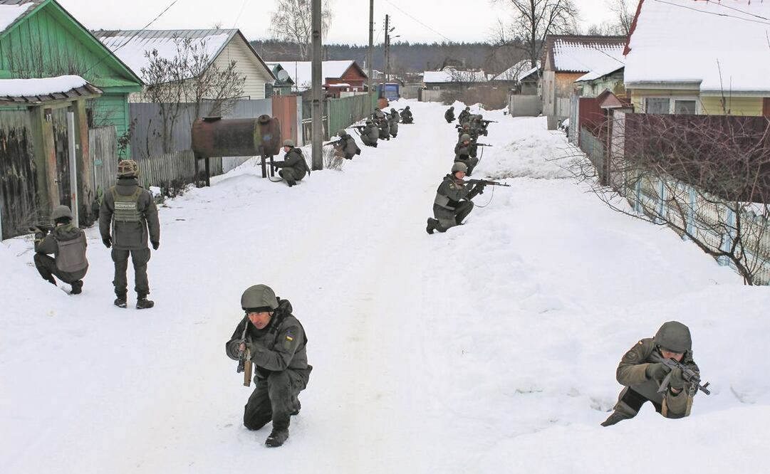 Integrantes de la Guardia Nacional de Ucrania, en ejercicios tácticos y especiales en un pueblo cerca de Shostka. Foto: EFE.