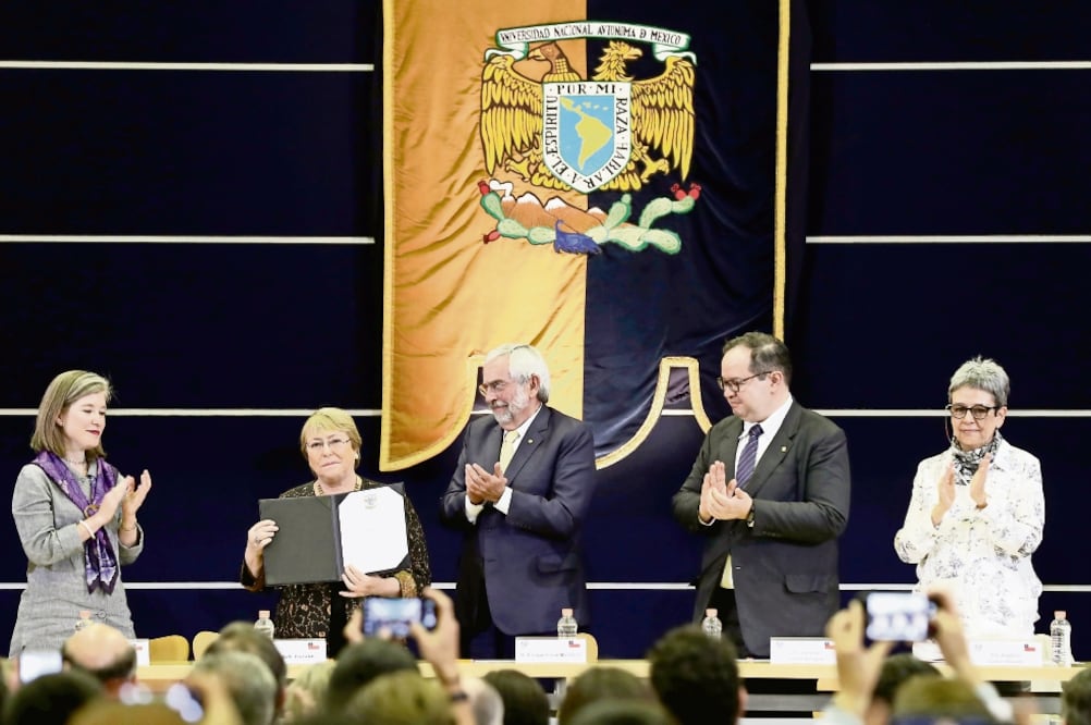 La ex presidenta de Chile, Michelle Bachelet, inauguró la Cátedra Internacional por los Derechos Humanos y la Paz Alfonso García Robles, en la UNAM, acompañada del rector de la Universidad, Enrique Graue Wiechers (VALENTE ROSAS. EL UNIVERSAL)
