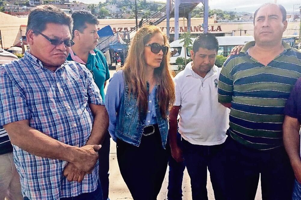 Mensaje. Nybia Solís (izq.) advirtió que se implementará un operativo para revisar a los agentes de Ahuacuotzingo. (ESPECIAL)