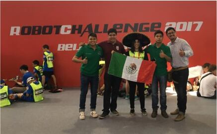 IPN students win silver medal in 2017 RobotChallenge 