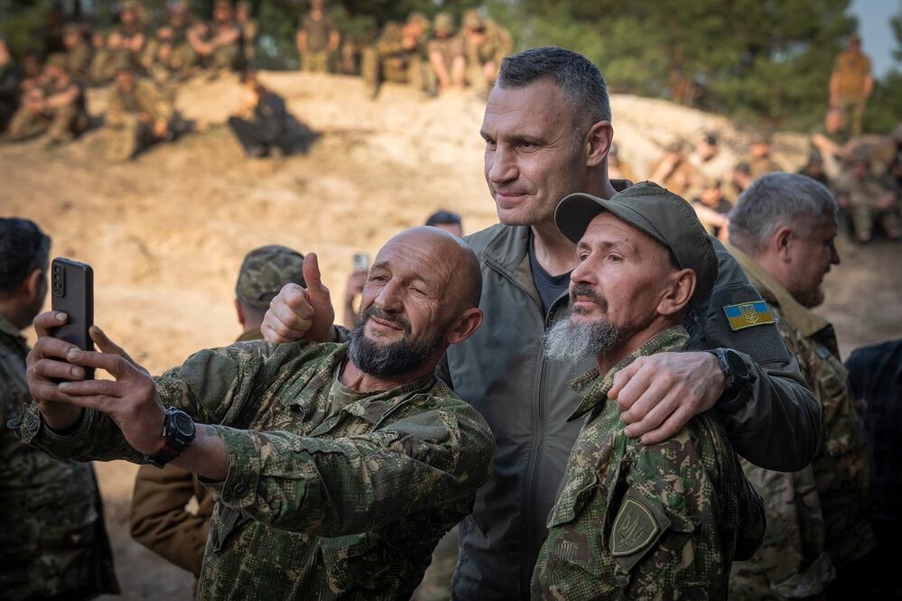 El alcalde de Kiev, Vitali Klitschko, posa para una foto con soldados del 3er batallón Svoboda (Libertad) de la Guardia Nacional de Ucrania, brigada Rubezh (Frontera) durante la rotación en la región de Kyiv, Ucrania, el jueves 11 de abril de 2024. FOTO: EFREM LUKATSKY. AP