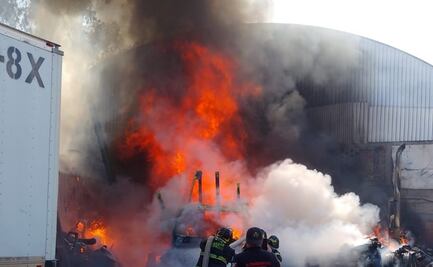 Se registra fuerte incendio en taller mecánico de Azcapotzalco; no se reportan lesionados