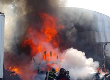 Se registra fuerte incendio en taller mecánico de Azcapotzalco; no se reportan lesionados