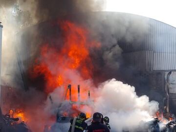 Se registra fuerte incendio en taller mecánico de Azcapotzalco; no se reportan lesionados