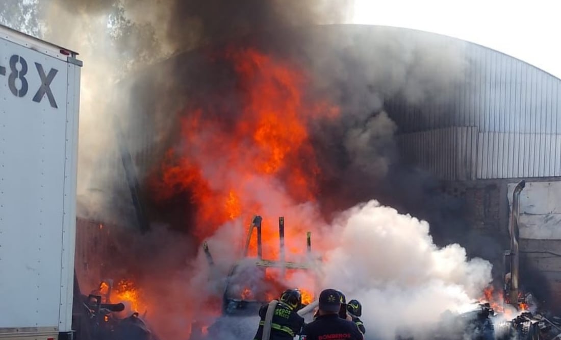 Se registra fuerte incendio en taller mécanico de Azcapotzalco. Foto: Especial