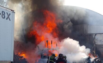 Se registra fuerte incendio en taller mecánico de Azcapotzalco; no se reportan lesionados