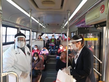 Concesionarias distribuyen cubrebocas en tranporte público de Edomex