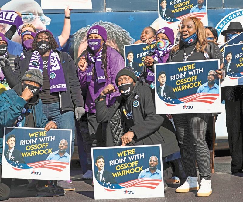 Estadounidenses apoyaron ayer en Georgia al reverendo Raphael Warnock y Jon Ossoff, candidatos demócratas. MICHAEL M. SANTIAGO. AFP