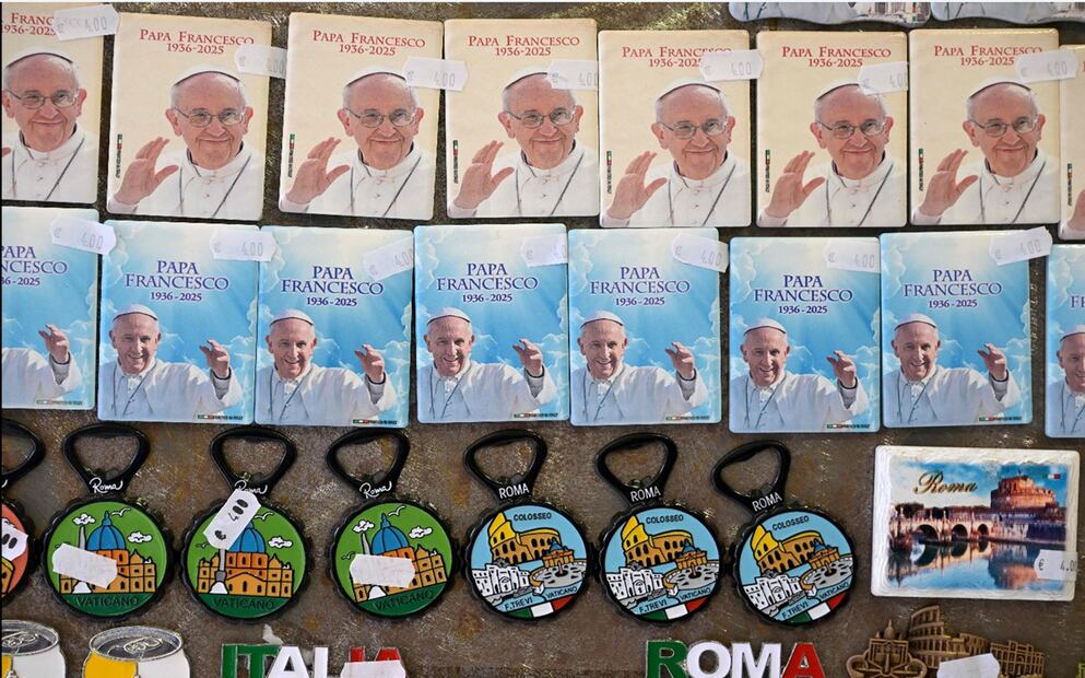 Imagen que muestra artículos de recuerdo turístico, incluyendo imanes, con el retrato del papa Francisco, en una tienda un día antes del funeral del Pontífice, en Roma, el 25 de abril de 2025. Foto: AFP