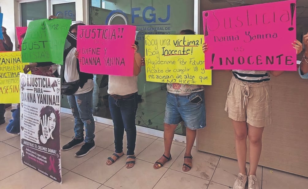 “¡Justicia, justicia, justicia!” y “¡La juez es una corrupta!” fueron las consignas que se gritaron en las instalaciones del CIJ. Foto: Especial