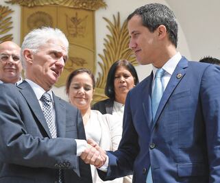 EU sanciona a cinco funcionarios venezolanos