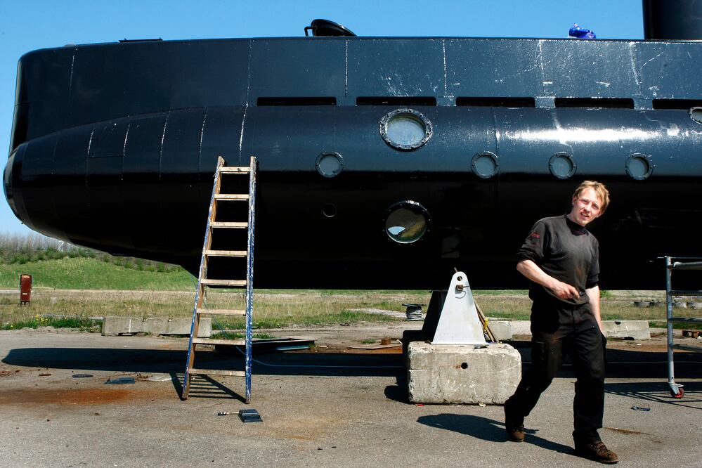 Foto tomada el 30 de abril de 2008 que muestra al inventor danés Peter Madsen junto a su submarino (Foto: AP)