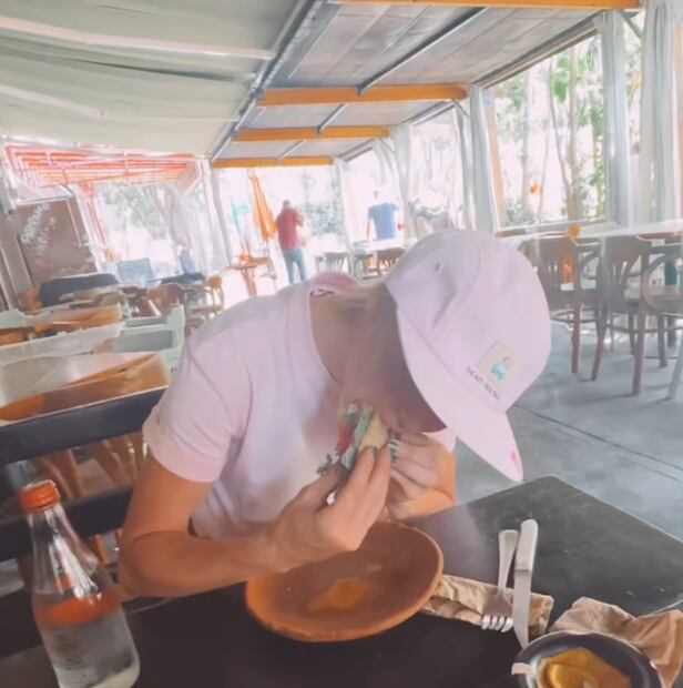 Valteri Bottas y su esposa comiendo tacos / Foto: Especiales