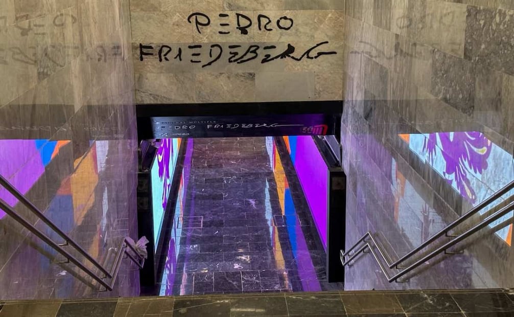 La conexión entre las Líneas 2 y 8, aún mantiene material de la sala de exposición del artista Pedro Friedeberng. Foto: Santiago Cadena / EL UNIVERSAL