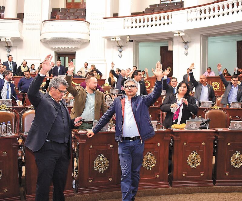 Ricardo Fuentes Gómez y Temístocles Villanueva Ramos no apoyaron la propuesta de su compañera Donají Olivera. Foto: ESPECIAL