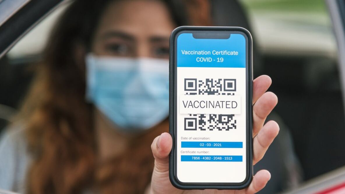 En qué consiste el "pasaporte de vacunas" de la Unión Europea (y cómo afecta a los viajeros de América Latina)