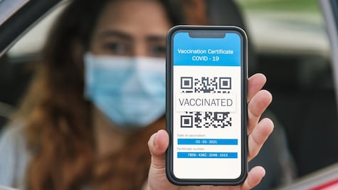 En qué consiste el "pasaporte de vacunas" de la Unión Europea (y cómo afecta a los viajeros de América Latina)