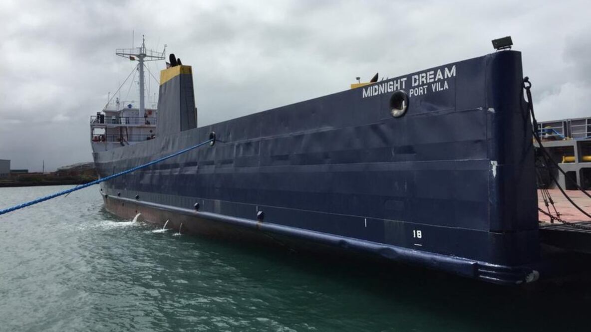 El barco Midnight Dream, en español Sueño de Medianoche, navega con bandera de Vanuatu, un país de Oceanía. Foto: BBC