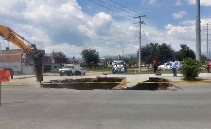 Se hunde pavimento tras lluvias en León