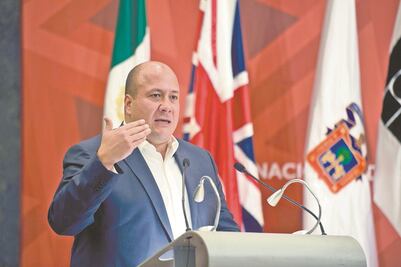 Gobierno de Jalisco entrega distintivos para reabrir negocios ante reactivación económica