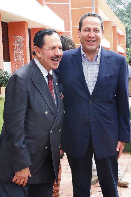 El gobernador Eruviel Ávila resaltó el trabajo y esfuerzo realizado por el Licenciado Juan Francisco Ealy Ortiz al frente de El Gran Diario de México (ARIEL OJEDA. EL UNIVERSAL)