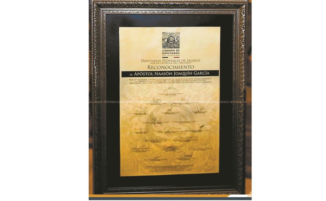 Diputados federales del estado de Jalisco entregaron al líder de la iglesia La Luz del Mundo una placa firmada por 18 legisladores / Foto: ESPECIAL