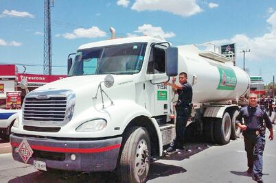 Sigue el desabasto de gasolina; hay conflictos viales y riñas