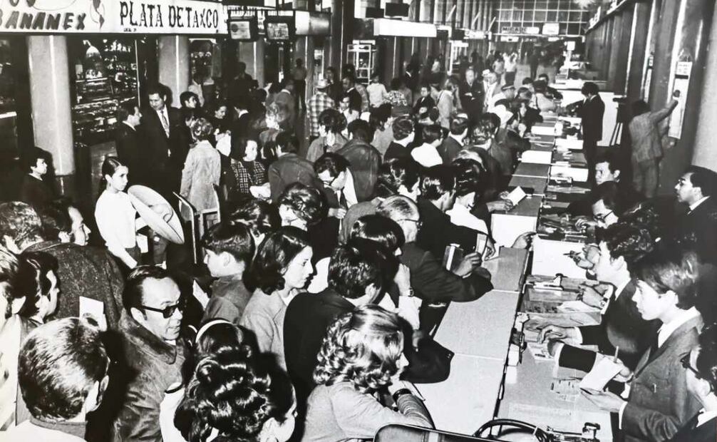 Pasillos y mostradores del aeropuerto, años 60. Archivo fotográfico de Aeropuertos y Servicios Auxiliares. Foto: Patricia Sandoval