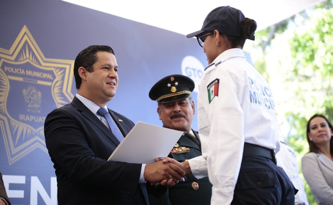 El gobernador Diego Sinhue Rodríguez asistió a la ceremonia de graduación de 54 elementos de la Academia de Seguridad Pública de Irapuato. Foto: Twitter @diegosinhue