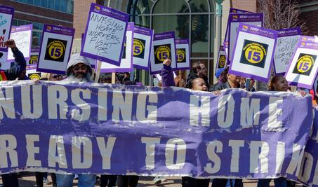 Miles reclaman mejores salarios y libertad sindical en EU