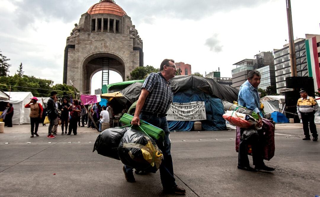Algunos profesores disidentes se retiraron del Monumento a la Revolución en la ciudad de México; regresaron a sus estados de origen. FOTO: Juan Carlos Reyes / EL UNIVERSAL
