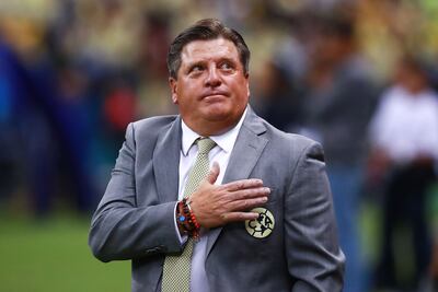 Miguel Herrera sorprende a fanáticos en mezcalería de Oaxaca