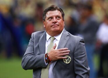 Miguel Herrera sorprende a fanáticos en mezcalería de Oaxaca