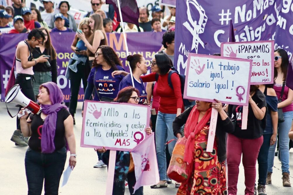 En el marco del Día Internacional de las Mujeres, integrantes de cerca de 100 organizaciones feministas, de derechos humanos, sindicalistas y de partidos políticos marcharon del Ángel de la Independencia al Zócalo. (ARIEL OJEDA. EL UNIVERSAL)