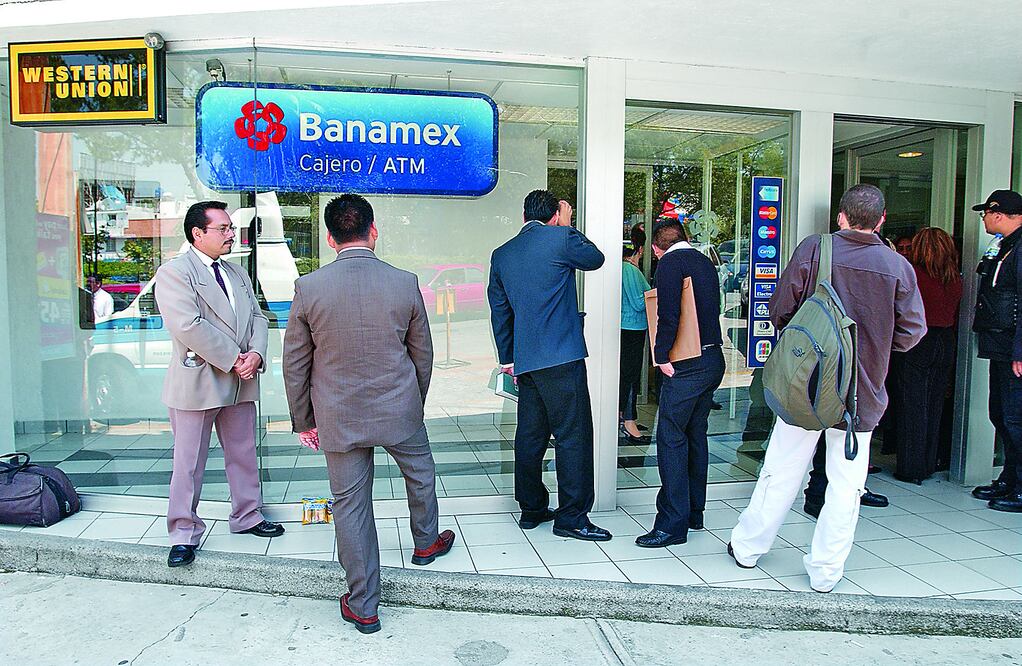 Los expertos sugieren que si tienes tarjeta de crédito te acostumbres a pagar el total de la deuda cada mes (ARCHIVO EL UNIVERSAL)